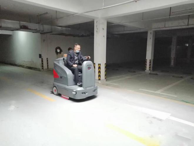 巴南小区物业保洁不用人力改用驾驶式洗地机了